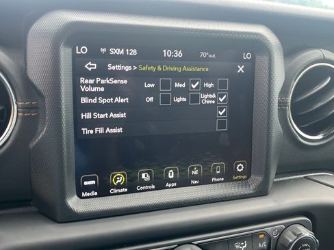 Used 2021 Jeep Gladiator Overland AWD/4WD image 13