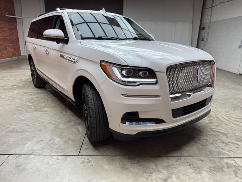 Used 2024 Lincoln Navigator L Reserve AWD/4WD image 7