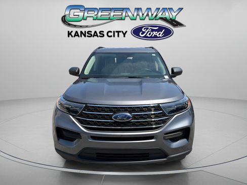 Used 2023 Ford Explorer XLT AWD/4WD image 2