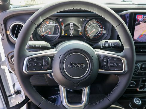 New 2026 Jeep Wrangler Unlimited Sahara AWD/4WD image 28