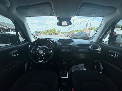 Used 2018 Jeep Renegade Latitude FWD image 10