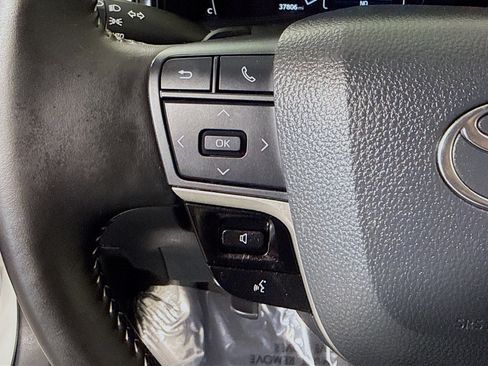 Used 2025 Toyota Camry SE image 14