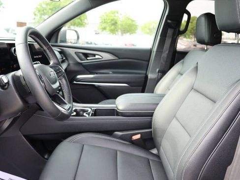 Used 2025 Chevrolet Traverse LT w/ Midnight/Sport Edition AWD/4WD image 13