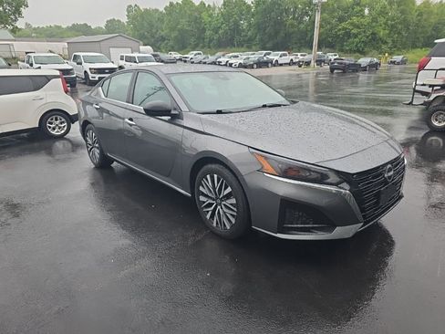 Used 2025 Nissan Altima 2.5 SV FWD image 4