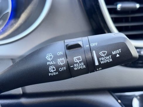 Used 2025 Chrysler Pacifica Select FWD image 12