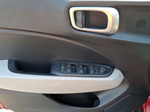 Used 2024 Hyundai Venue SEL FWD image 10
