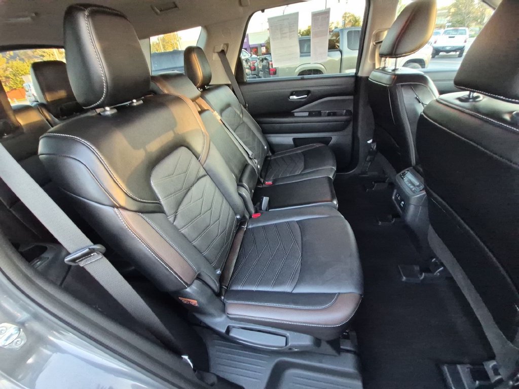 Used 2024 Nissan Pathfinder Platinum w/ Cargo Package AWD/4WD image 29