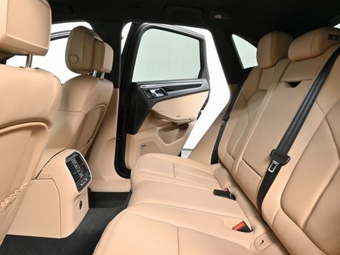 Certified 2025 Porsche Macan image 14