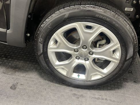 Used 2019 Jeep Renegade Limited w/ UConnect 8.4 Nav Group AWD/4WD image 22