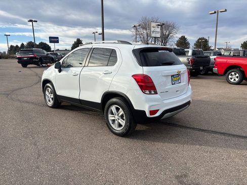 Used 2022 Chevrolet Trax LT w/ LT Convenience Package image 3