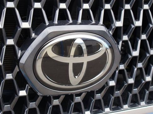 Used 2019 Toyota Tacoma TRD Sport w/ TRD Premium Sport Package AWD/4WD image 29