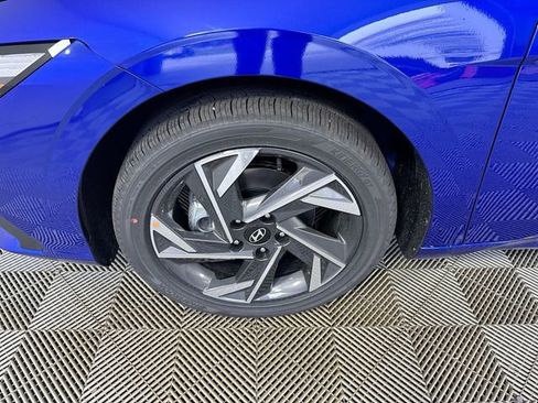 New 2025 Hyundai Elantra SEL FWD image 3