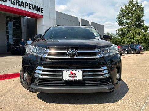 Used 2017 Toyota Highlander Limited FWD image 3