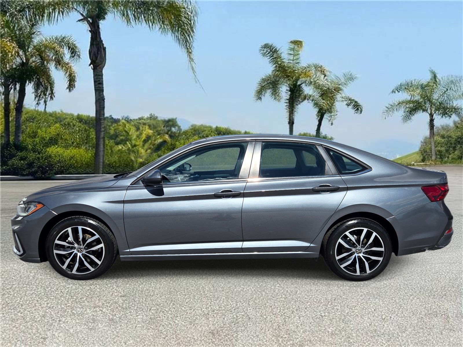 Used 2025 Volkswagen Jetta SE FWD image 2