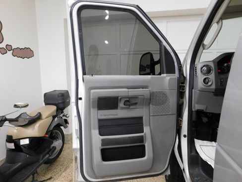 Used 2014 Ford E-250 and Econoline 250 w/ Power Group image 27