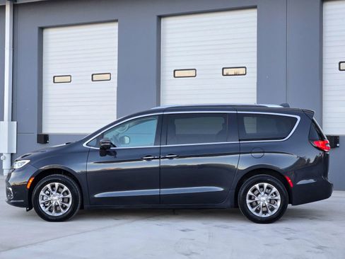 Used 2021 Chrysler Pacifica Touring-L w/ Premium & Safety Sphere Group image 5