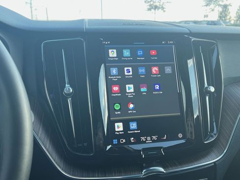 Certified 2022 Volvo XC60 B5 Momentum image 18