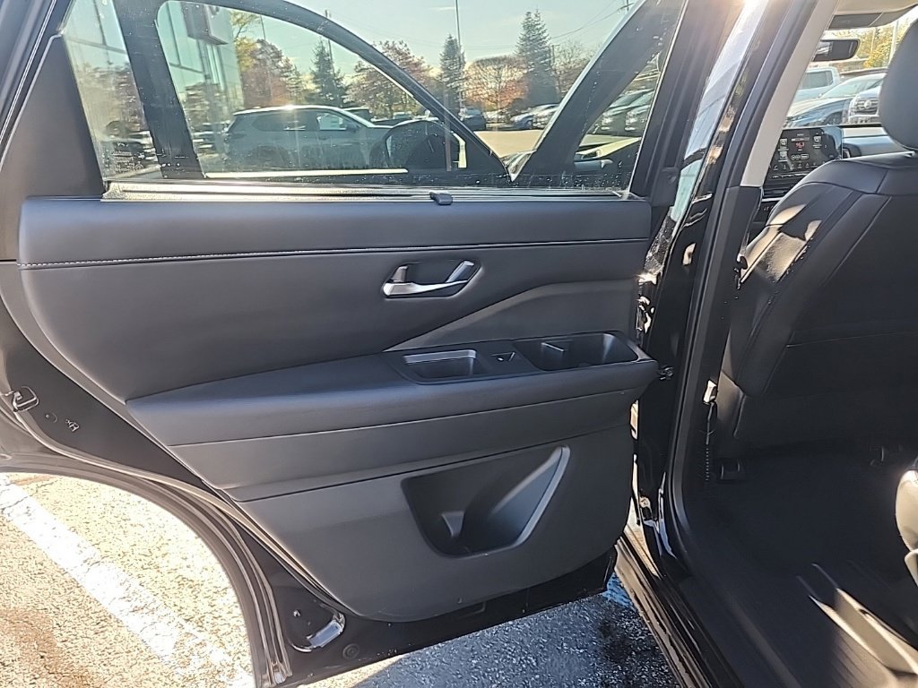 Used 2025 Nissan Pathfinder SL AWD/4WD image 23