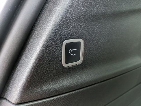 Used 2022 Chrysler Pacifica Limited w/ Uconnect Theater Family Group FWD image 43