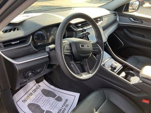 Used 2023 Jeep Grand Cherokee Limited image 7