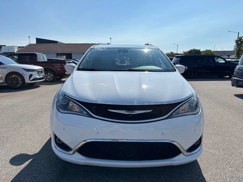 Used 2019 Chrysler Pacifica Touring-L FWD image 8