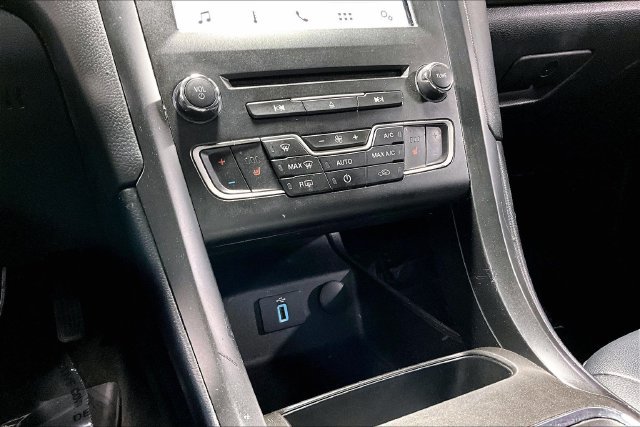 Used 2018 Ford Fusion SE w/ Equipment Group 201A FWD image 15