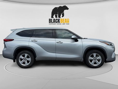 Used 2020 Toyota Highlander LE AWD/4WD image 2