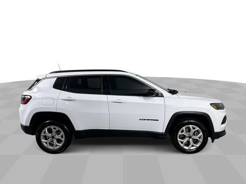 Used 2025 Jeep Compass Latitude AWD/4WD image 9