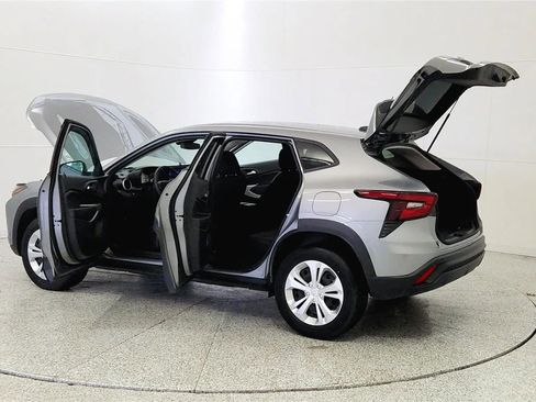 Used 2025 Chevrolet Trax LS w/ Driver Confidence Package FWD image 11