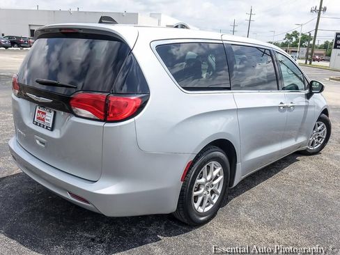 Used 2022 Chrysler Voyager LX FWD image 9