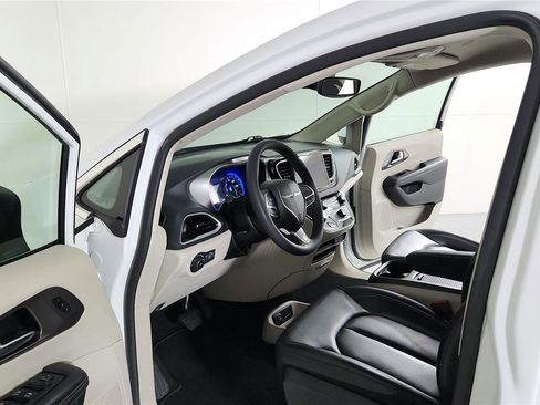 Used 2023 Chrysler Pacifica Touring-L FWD image 9