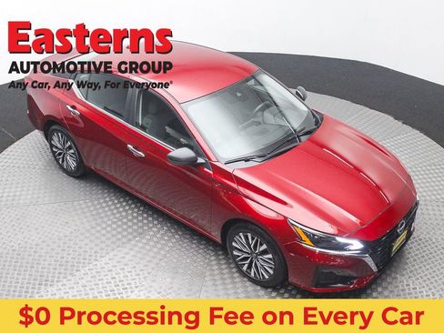 Used 2025 Nissan Altima 2.5 SV FWD image 3