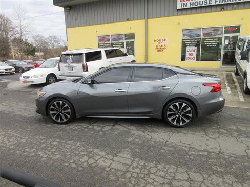 Used 2017 Nissan Maxima SR image 2