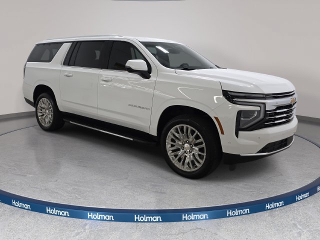 Used 2025 Chevrolet Suburban LT w/ Comfort Package AWD/4WD image 4