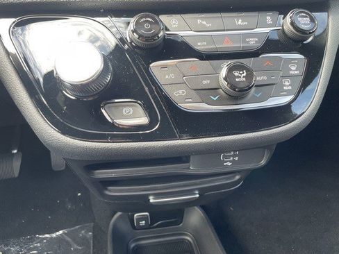 New 2026 Chrysler Pacifica Select image 15