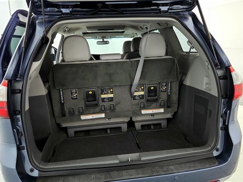 Used 2016 Toyota Sienna XLE Premium w/ Protection Package image 21