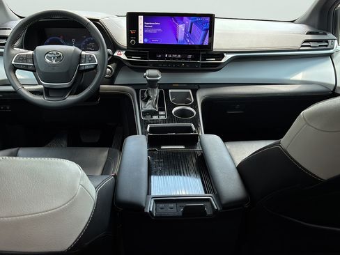Used 2025 Toyota Sienna XSE FWD image 18
