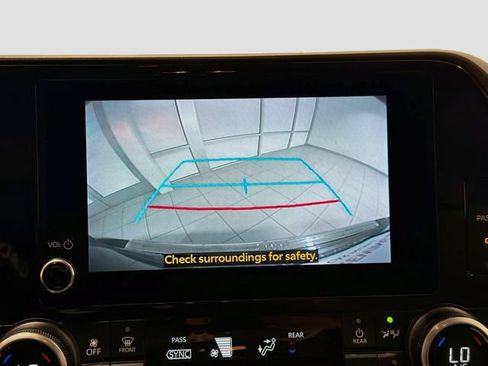 Used 2023 Toyota Highlander LE AWD/4WD image 12