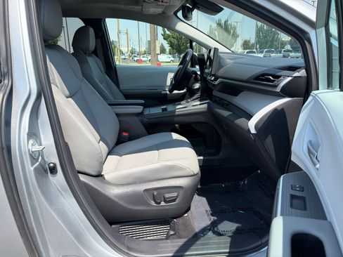 Used 2025 Toyota Sienna XLE FWD image 30