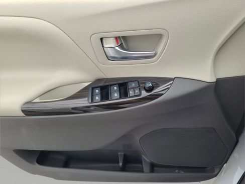 Certified 2018 Toyota Sienna XLE image 27