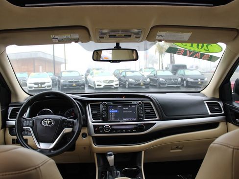 Used 2015 Toyota Highlander XLE image 28