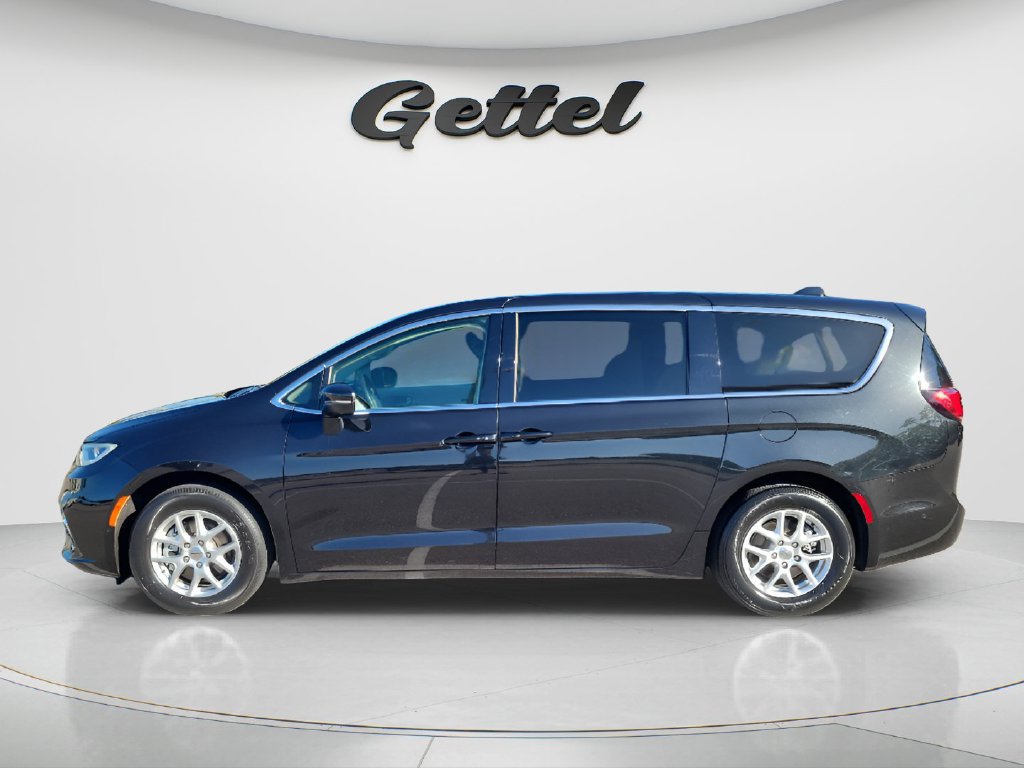Used 2023 Chrysler Pacifica Touring-L FWD image 8
