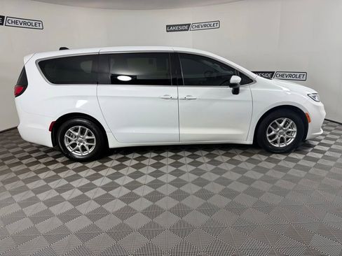 Used 2023 Chrysler Pacifica Touring-L FWD image 7