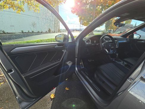 Used 2022 Volkswagen Tiguan SE R-Line image 21