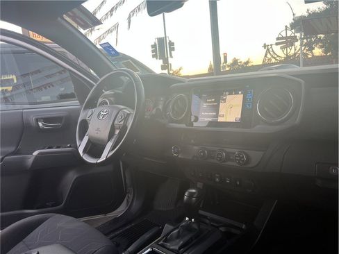 Used 2018 Toyota Tacoma TRD Sport image 19