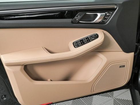 Certified 2026 Porsche Macan AWD/4WD image 6