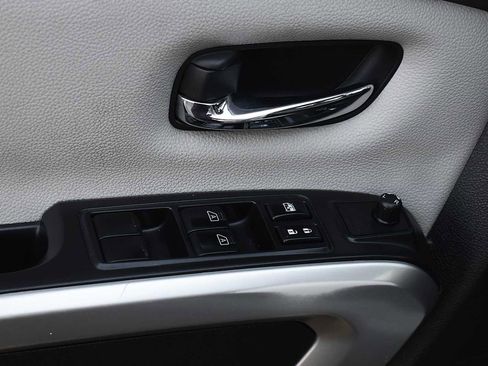 Used 2021 Nissan Titan SV w/ SV Convenience Package image 24