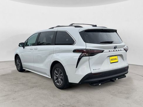 Used 2025 Toyota Sienna LE AWD/4WD image 2