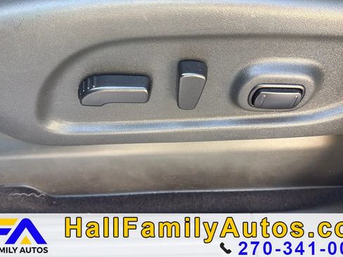 Used 2018 Nissan Titan SV w/ SV Convenience Package image 13