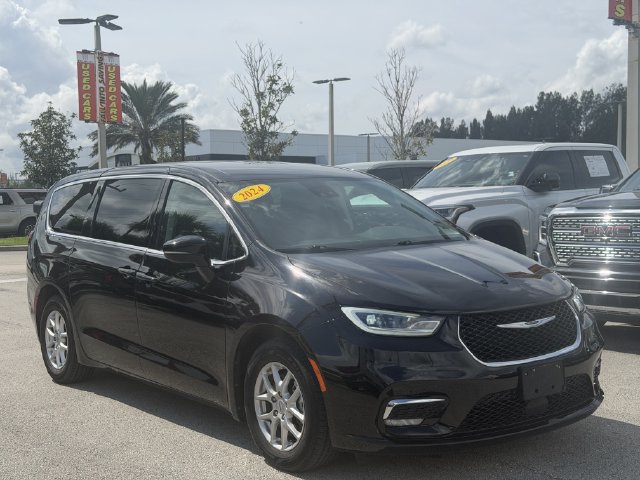 Used 2024 Chrysler Pacifica Touring-L FWD image 2